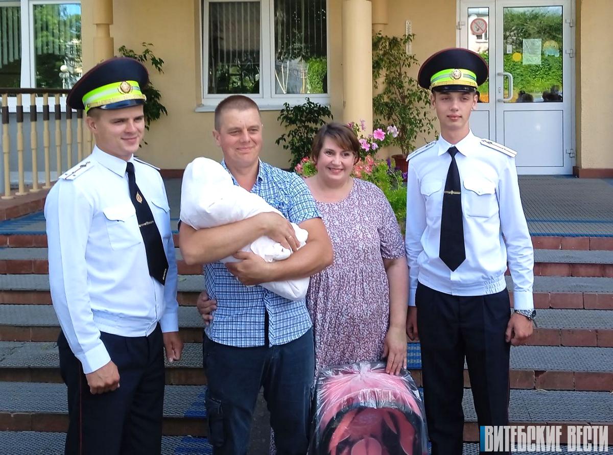 В Витебске милиционеры поздравили с выпиской молодую маму, которой помогли добраться до роддома