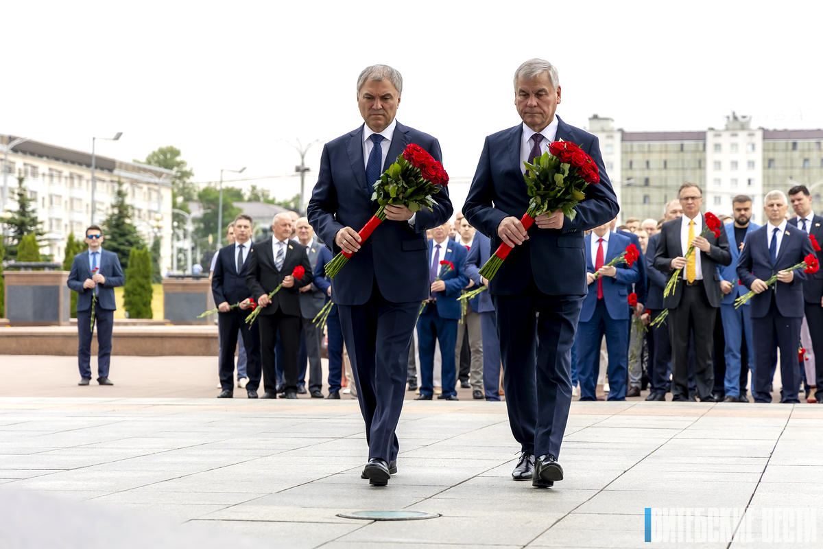 Союзные парламентарии возложили венки и цветы к Вечному огню Мемориального комплекса в Витебске