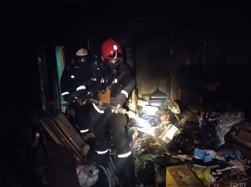 В Оршанском районе спасатели эвакуировали 21 человека из общежития из-за пожара