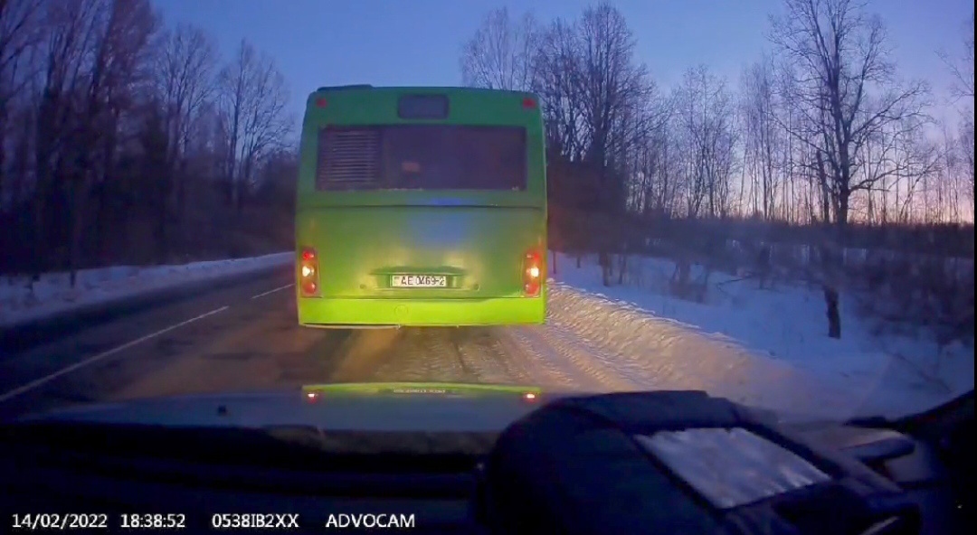 Госавтоинспекторы Витебска оказали помощь застрявшим на дороге пассажирам автобуса
