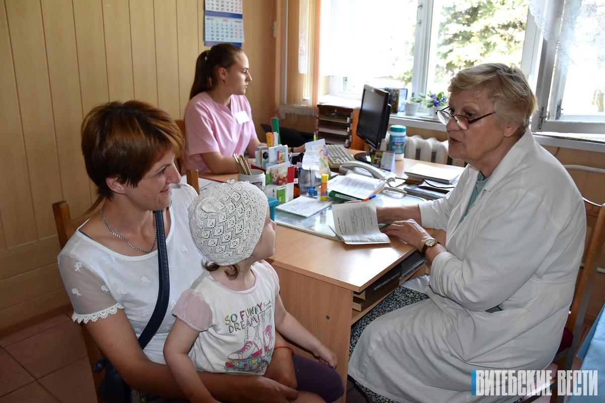 Участковый врач-педиатр Нина Литвинова 40 лет проработала в детской консультации поликлиники Ушачской центральной районной больницы