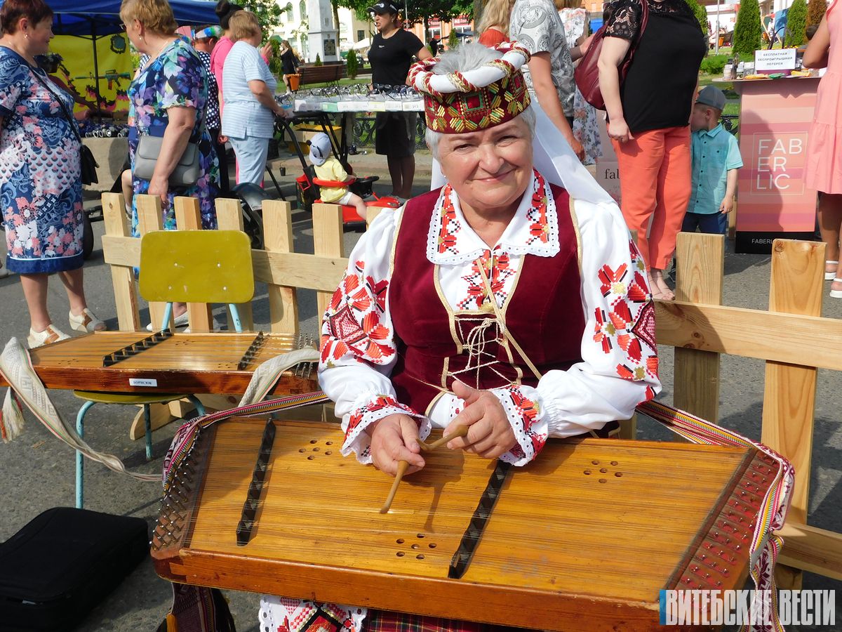 В Поставах проходит музыкальный праздник «Звіняць цымбалы і гармонік»