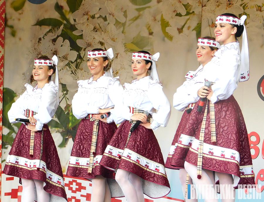 Аллея счастья появилась в Глубоком во время «Вишневого фестиваля»