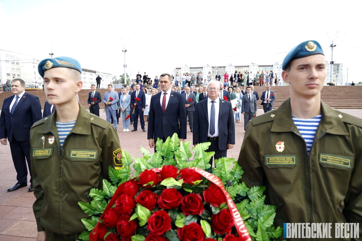 В рамках Дней Псковской области в Витебске состоялось возложение венков и цветов к мемориалу