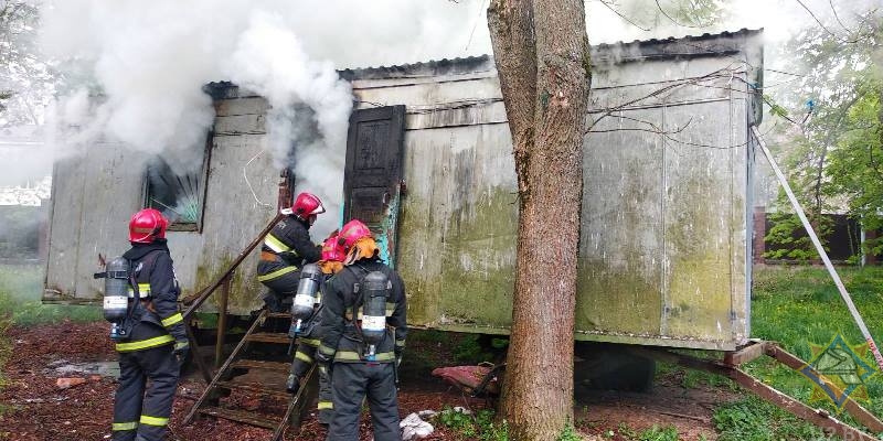 В центре Витебска внезапно загорелась бытовка