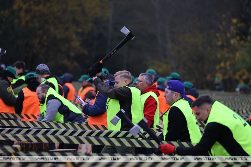 Чемпионат по колке дров среди работников СМИ стартовал в Минском районе