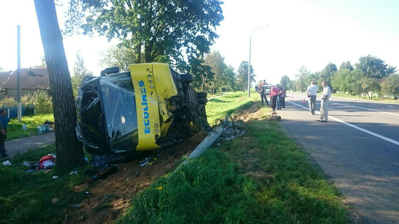 В Оршанском районе перевернулся туристический автобус с полсотней пассажиров 