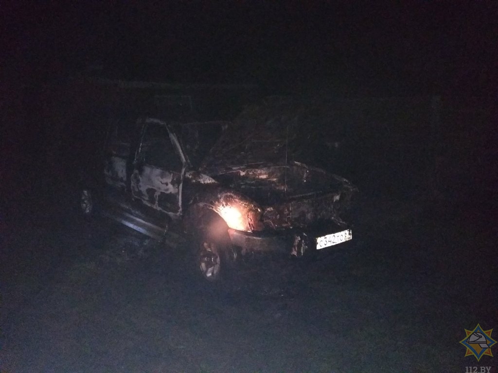  В Докшицком районе возле частного дома загорелся автомобиль