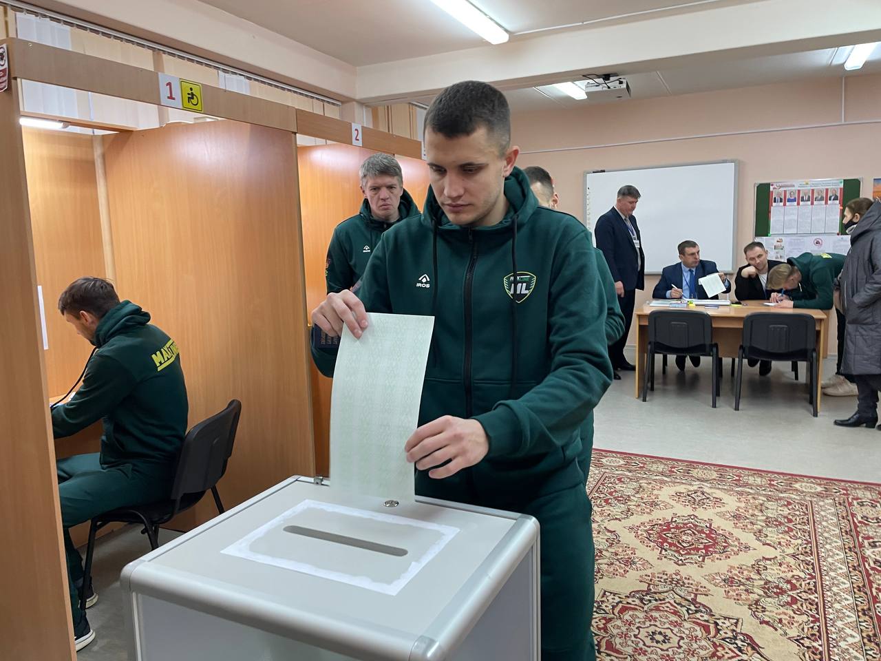 Футболисты «МЛ Витебск» провели первую игру межсезонья и проголосовали на выборах Президента Беларуси