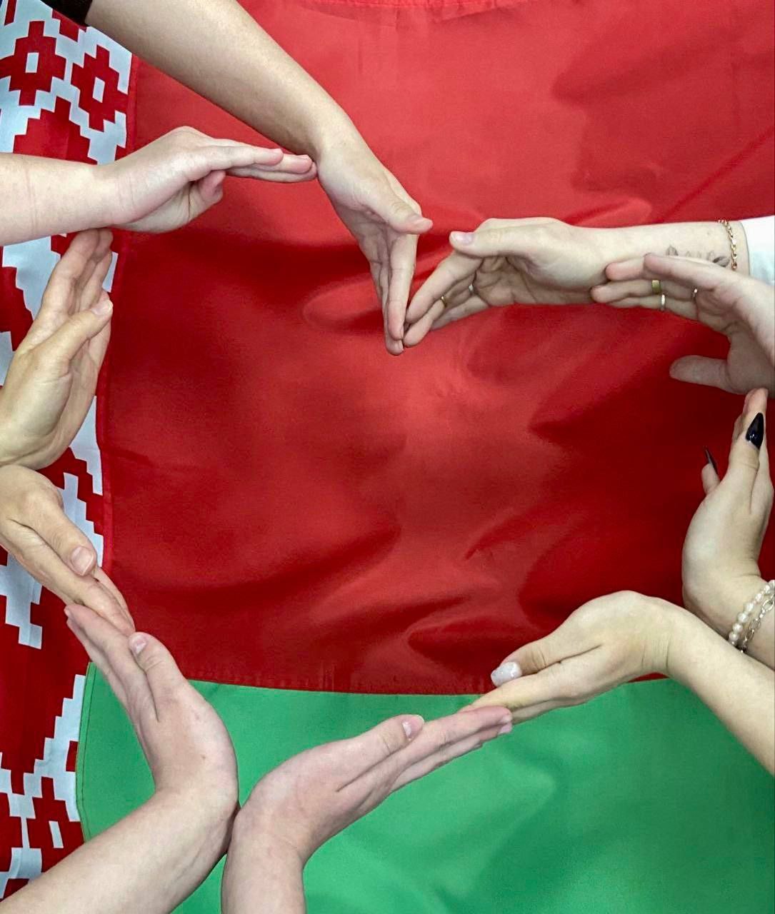 ФОТОФАКТ: Витебский государственный колледж лёгкой промышленности и технологий организовал флешмоб в рамках эстафеты «Ганаруся роднымi сімваламi»