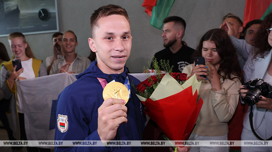 ФОТОФАКТ: Олимпийский чемпион Токио-2020 Иван Литвинович прилетел в Беларусь