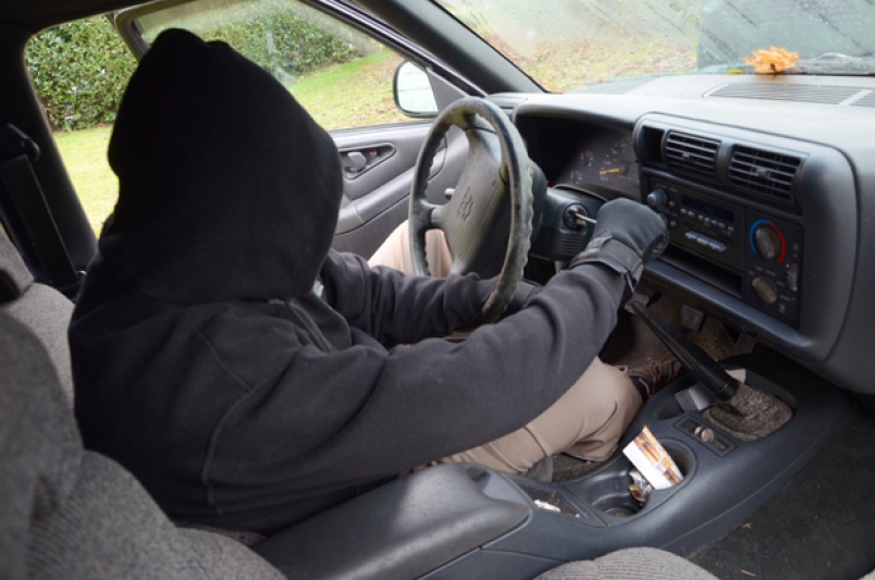 В Докшицком районе двое приятелей угнали автомобиль и кинули его в лесу, оставив в салоне 10-летнего ребенка