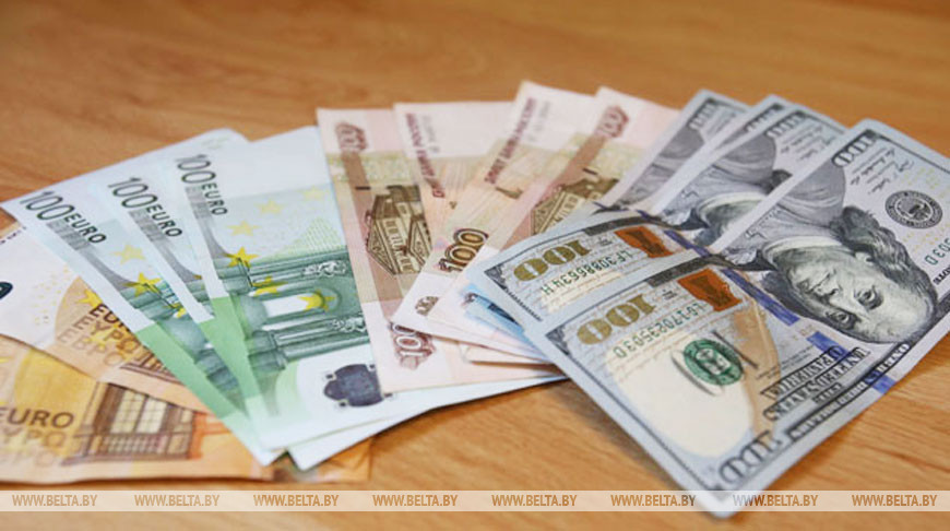 Белорусы в январе-сентябре купили валюты на $1,55 млрд больше, чем продали