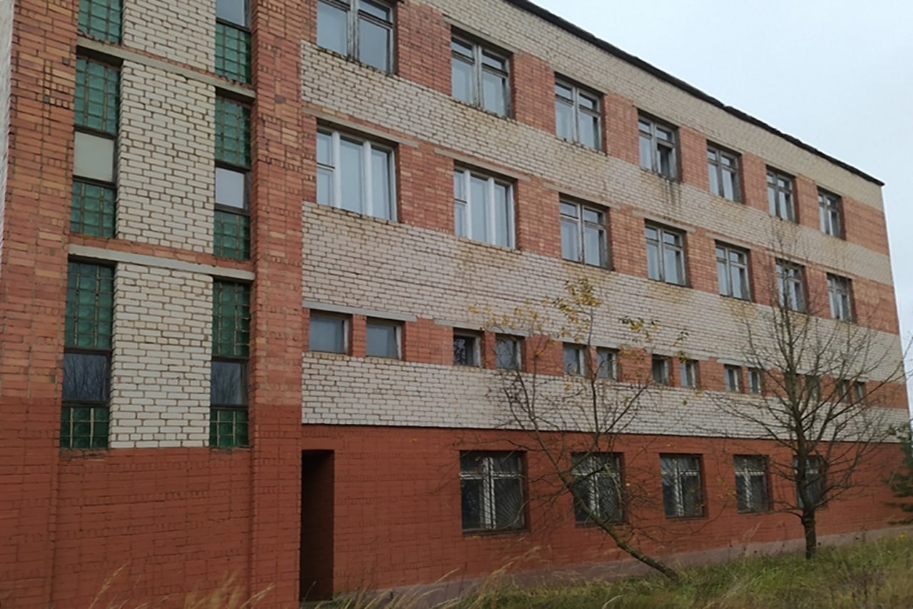 Бывшую строительную базу в Новолукомле предлагают купить инвесторам  за 7 базовых величин