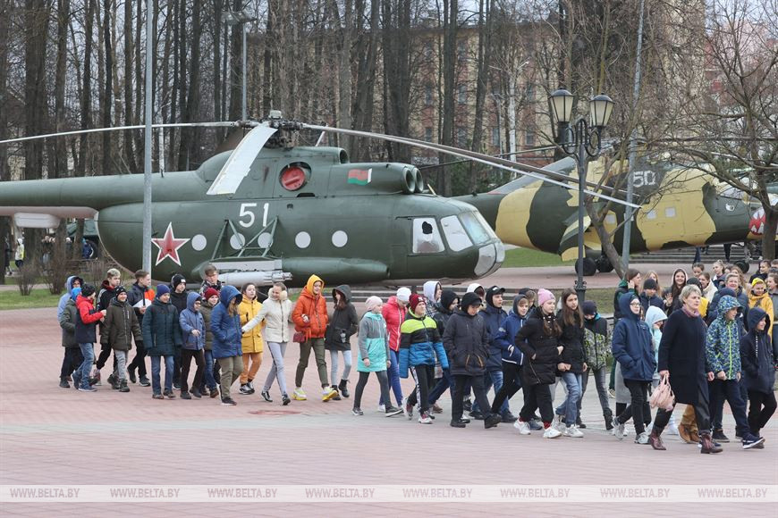 ФОТОФАКТ: Более 500 школьников и педагогов Витебска присоединились к марафону "Автопоезд памяти"