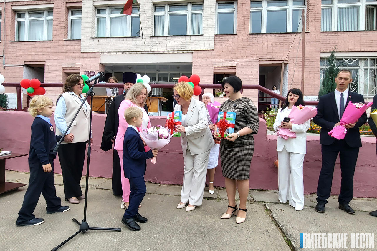 Анжелика Никитина поздравила с Днем знаний учащихся средних школ №2 и №21 имени Б.Л. Хигрина в Орше
