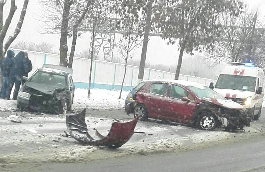 Сегодня из-за снежной погоды в Витебской области произошла череда ДТП