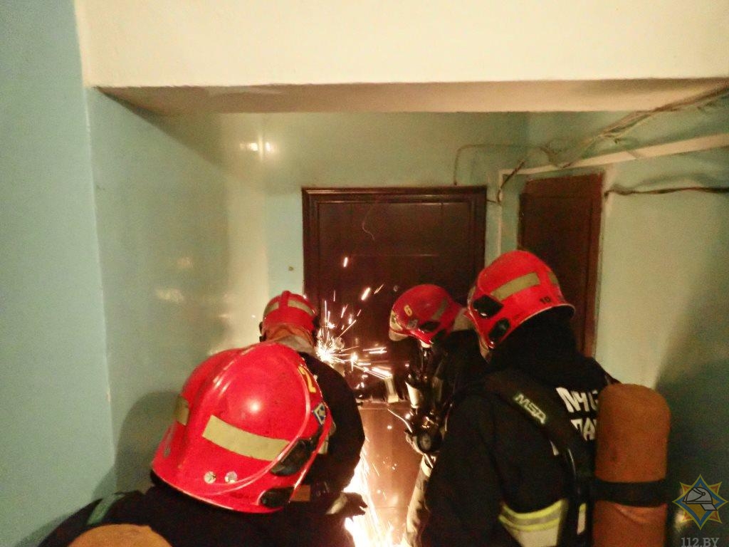 В Витебске сотрудники МЧС спасли мужчину из горящей квартиры 