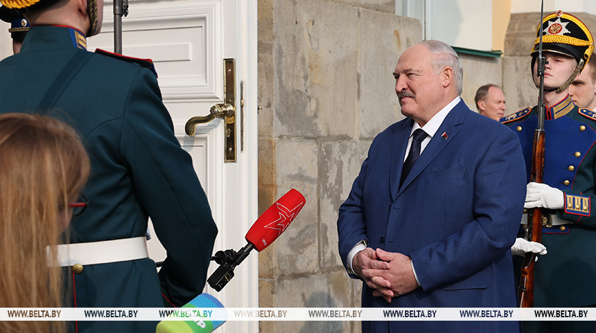 "Кто им даст это сделать?" Александр Лукашенко о плане фон дер Ляйен и "ядерном зонтике" Макрона