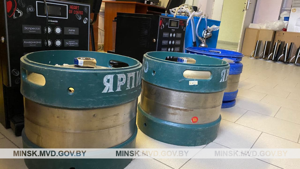 Житель Витебской области украл в столичном кафе кеги с пивом, морозильник и несколько кофемашин
