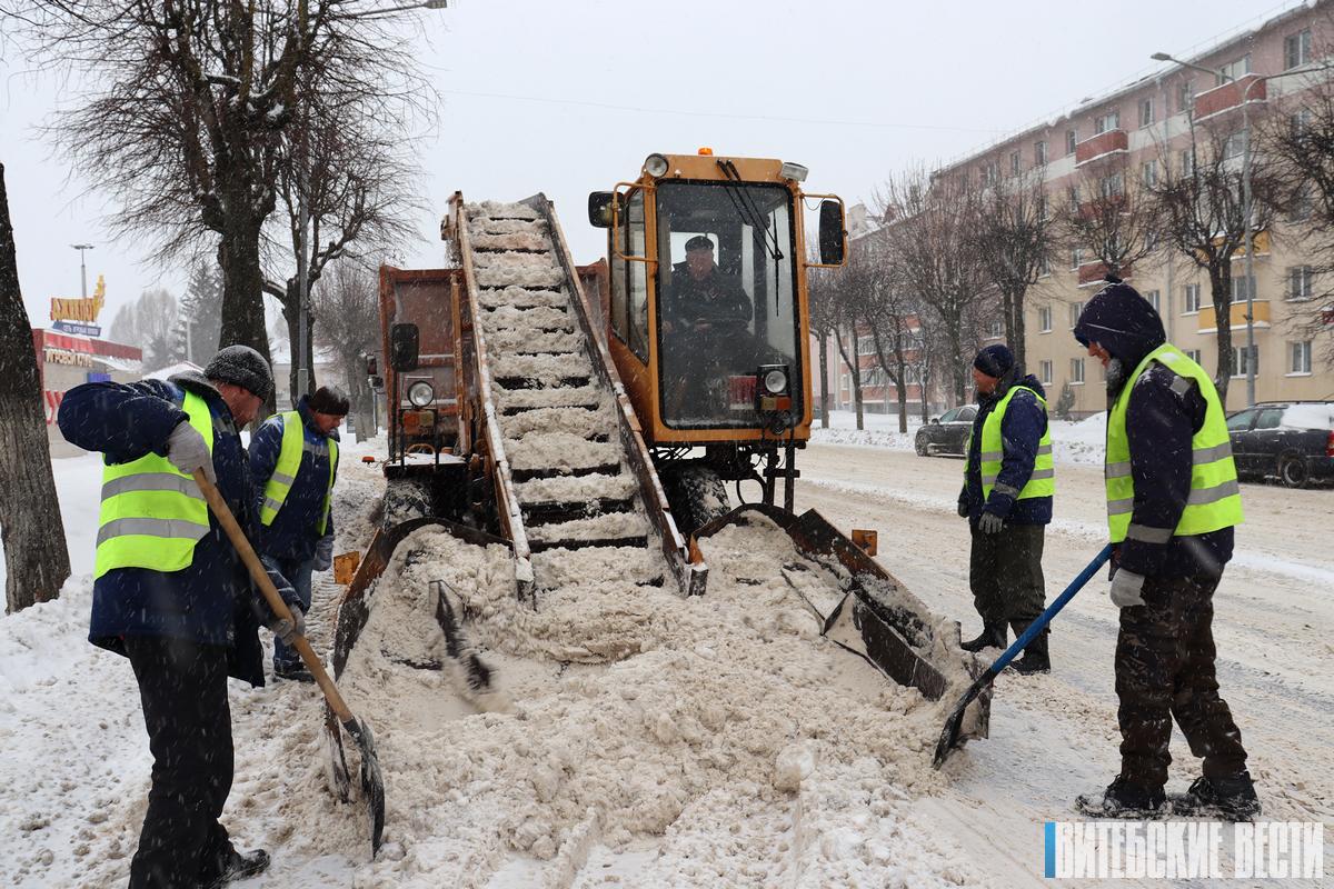 Оршанские коммунальщики и дорожники круглосуточно работают в условиях метели и заносов