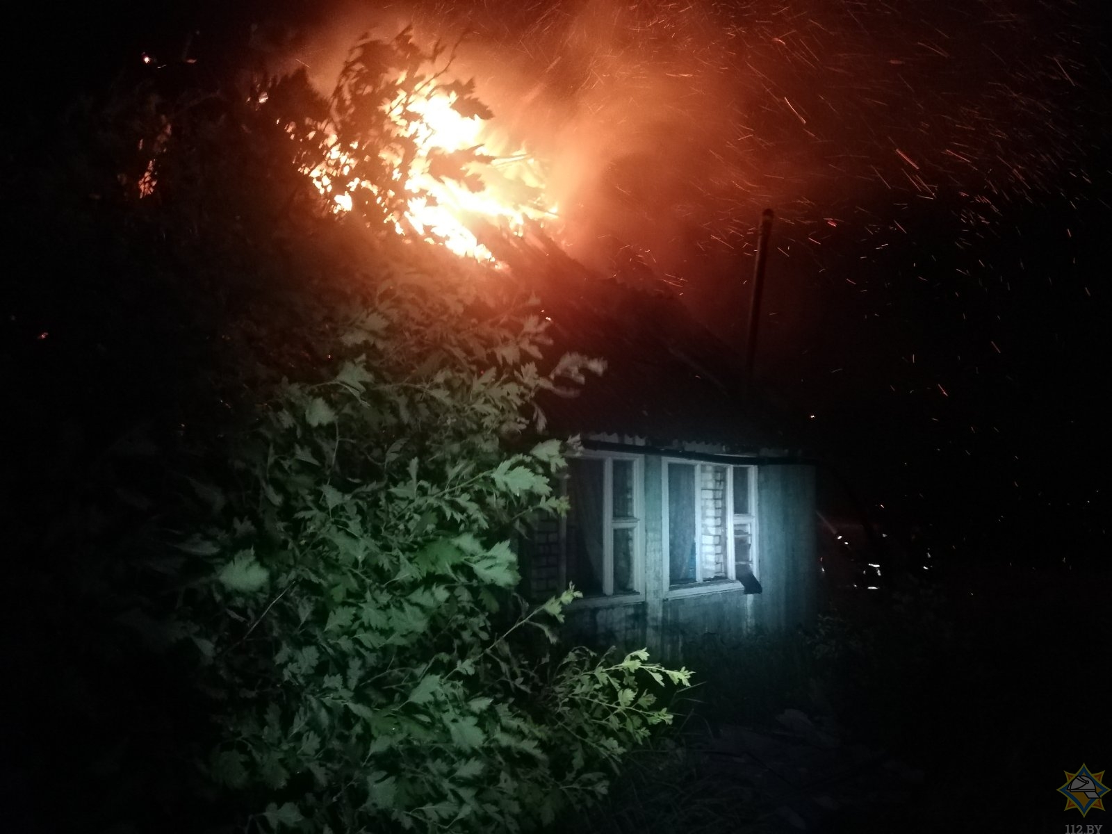 На пожаре под Витебском соседи спасли пенсионерку