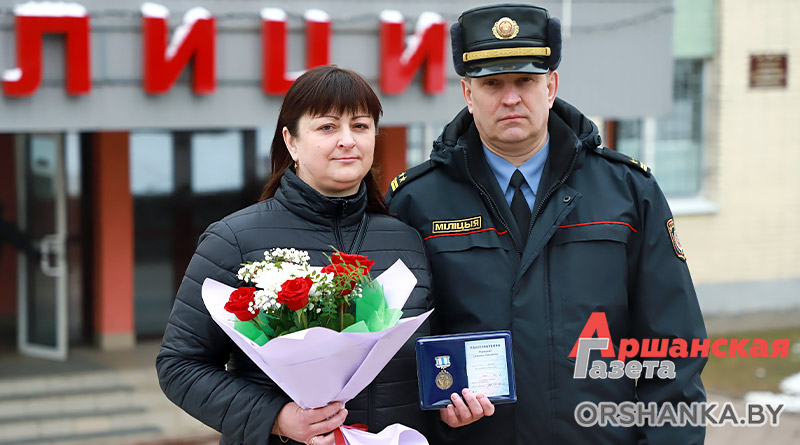 Медаль жене офицера вручили в Оршанском РУВД