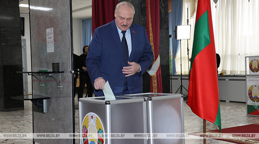 Александр Лукашенко проголосовал на референдуме по обновленной Конституции