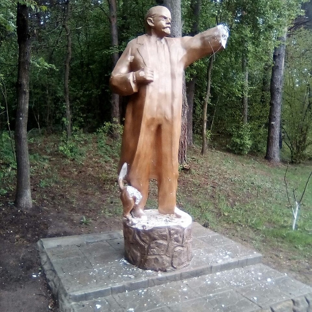 Вандалов, повредивших памятник «Ленин с котом», задержали в Витебске