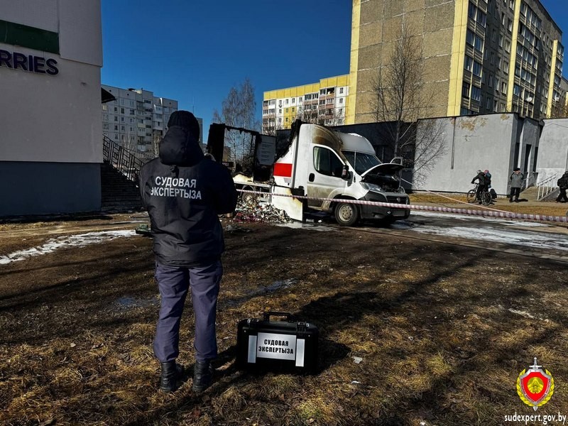 Судебные эксперты работают на месте возгорания грузового автомобиля в Витебске