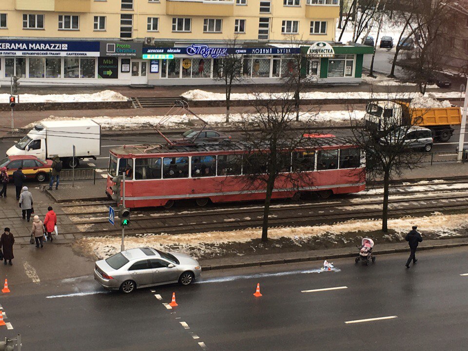 Автомобиль сбил женщину с двумя детьми на пешеходном переходе в Витебске 