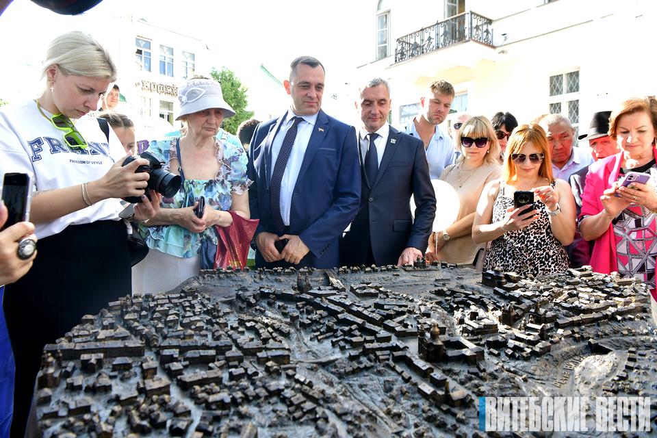 ФОТОФАКТ: В Витебске открыли скульптурную композицию "Витебск исторический"