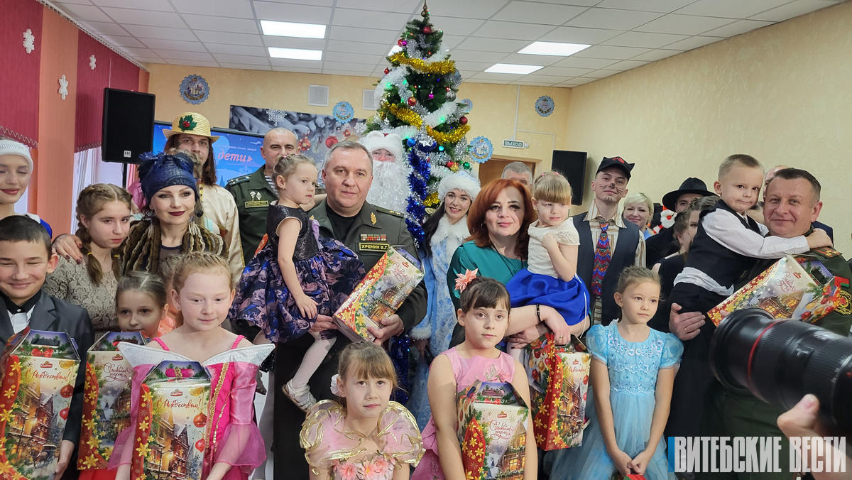 Военные во главе с министром обороны поздравили воспитанников социально-педагогического центра в Орше с зимними праздниками 