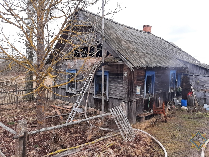 В Шарковщинском районе на пожаре спасли 100-летнюю бабушку