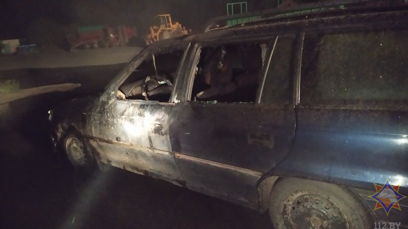 Пожар в Поставском районе: сгорела бытовка, повреждён автомобиль, погиб мужчина