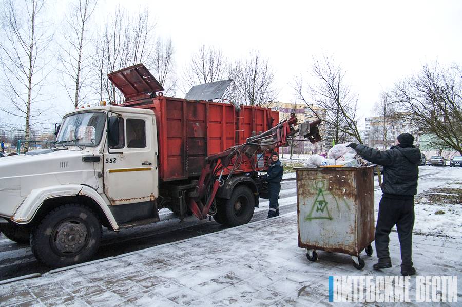 Взвешивание на глаз и вынужденный автофитнес. Корреспондент «ВВ» на день стала помощником водителя мусоровоза