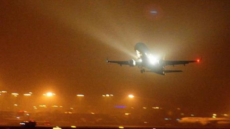 Посадка Boeing с горящим двигателем попала на видео