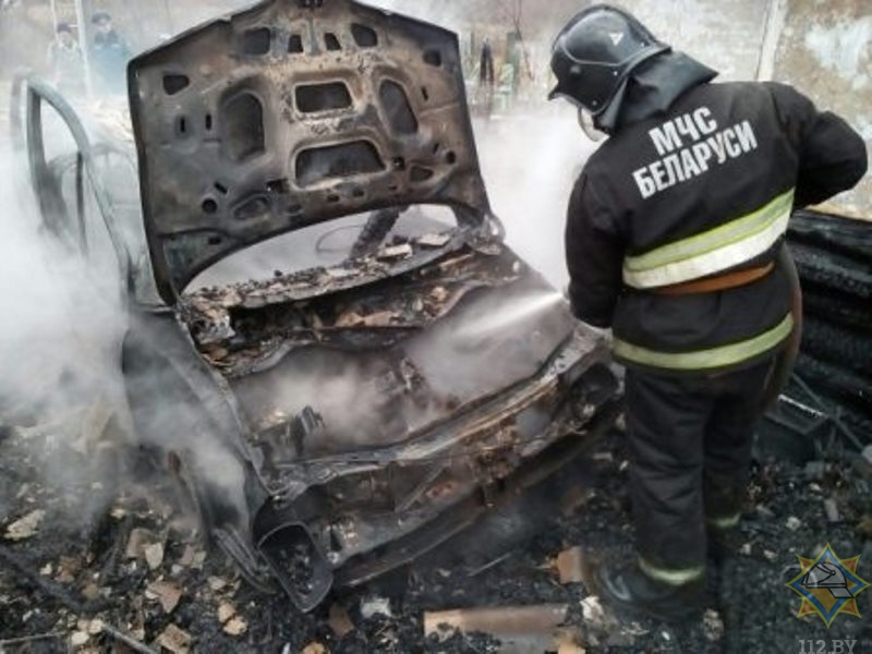 В Лепельском районе на одном подворье сгорели дом, гараж, авто и мопед