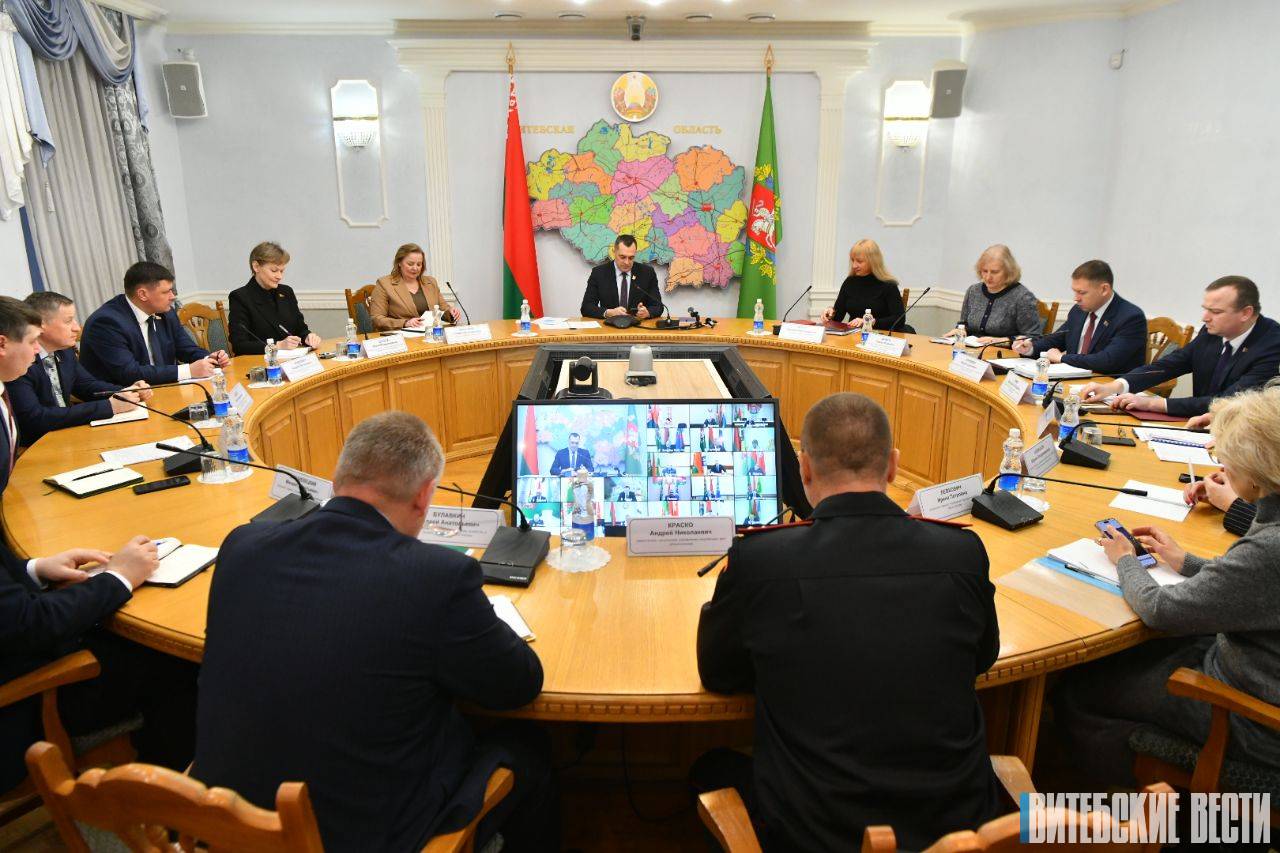 ФОТОФАКТ: Александр Субботин проводит "прямую телефонную линию"