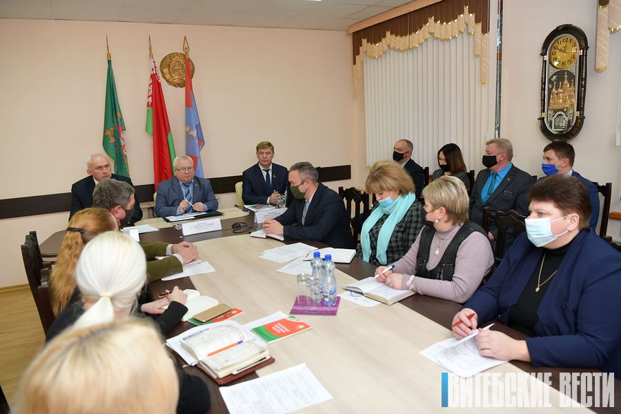 В Витебском райсовете депутатов обсудили поступившие от трудовых коллективов предложения по совершенствованию законодательства