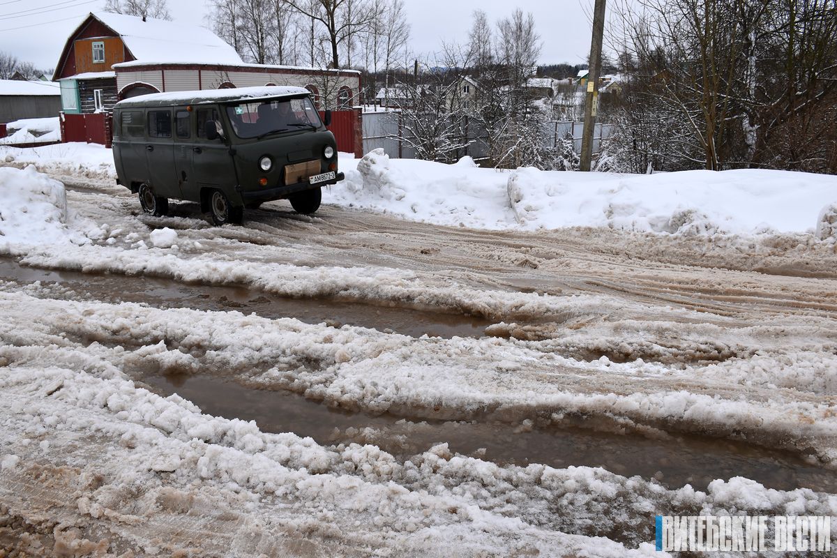 Ледяная преграда в виде глубоких колдобин, наполненных водой, образовалась на улице 1-й Полярной в Витебске