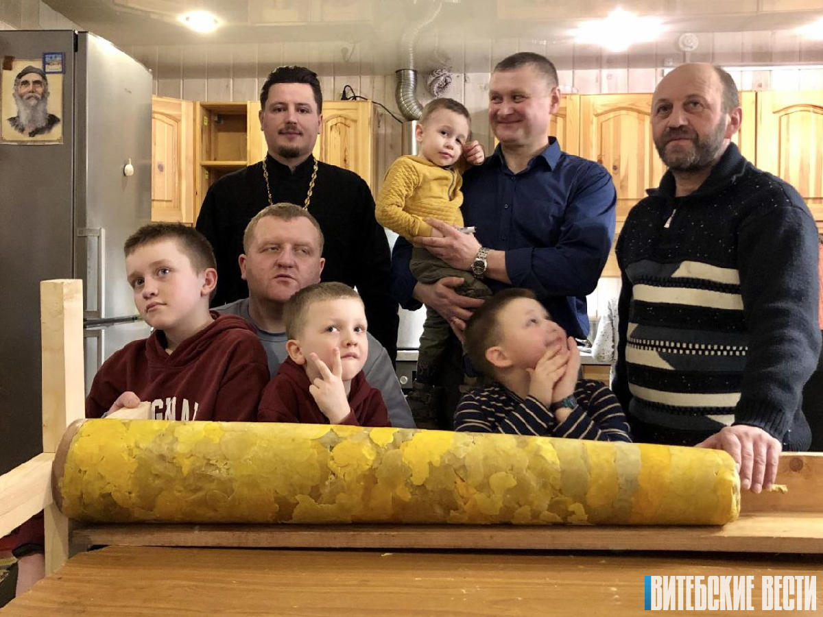 Братскую свечу изготовили витебские пчеловоды - участники клуба «Золотой улей»