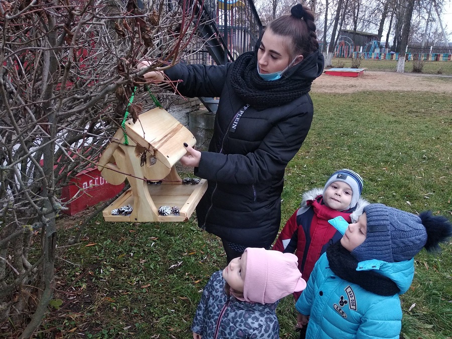 Более 50 работ было представлено в Сенно на районном конкурсе «Каждой птичке —  наша кормушка»