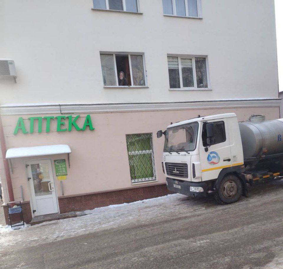 Прорыв водопроводной трубы на проезжей части произошел в центре Витебска. "Витебскоблводоканал" устранил течь 