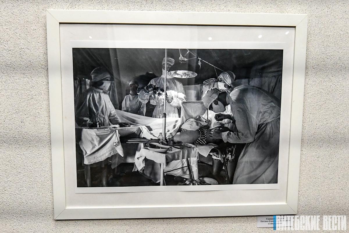 К 80-летию Победы в Витебске открылась выставка «Дакрануцца да мінулага»