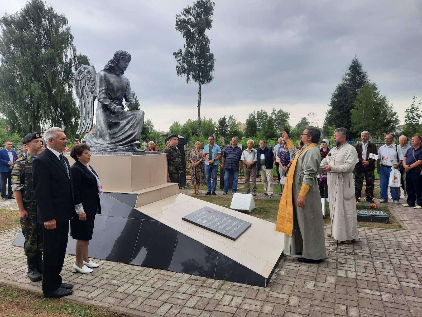 В Орше на воинском захоронении открыли восстановленную скульптуру ангела