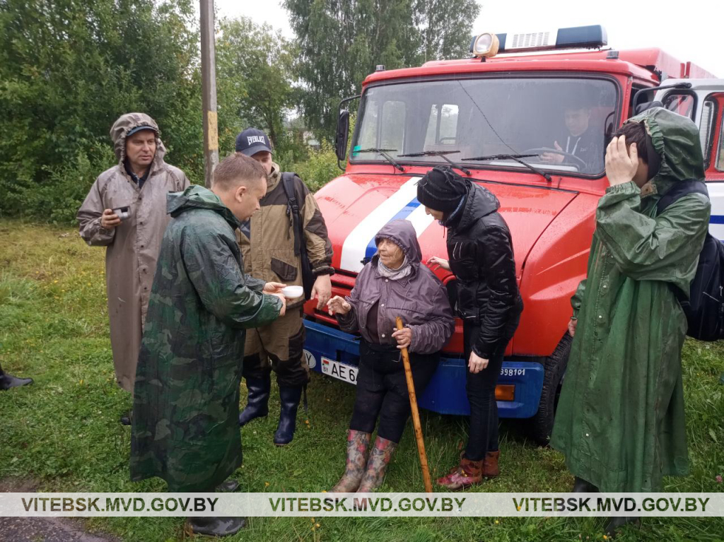 Потерявшуюся в лесу под Россонами 89-летнюю пенсионерку нашли в изнеможденном состоянии