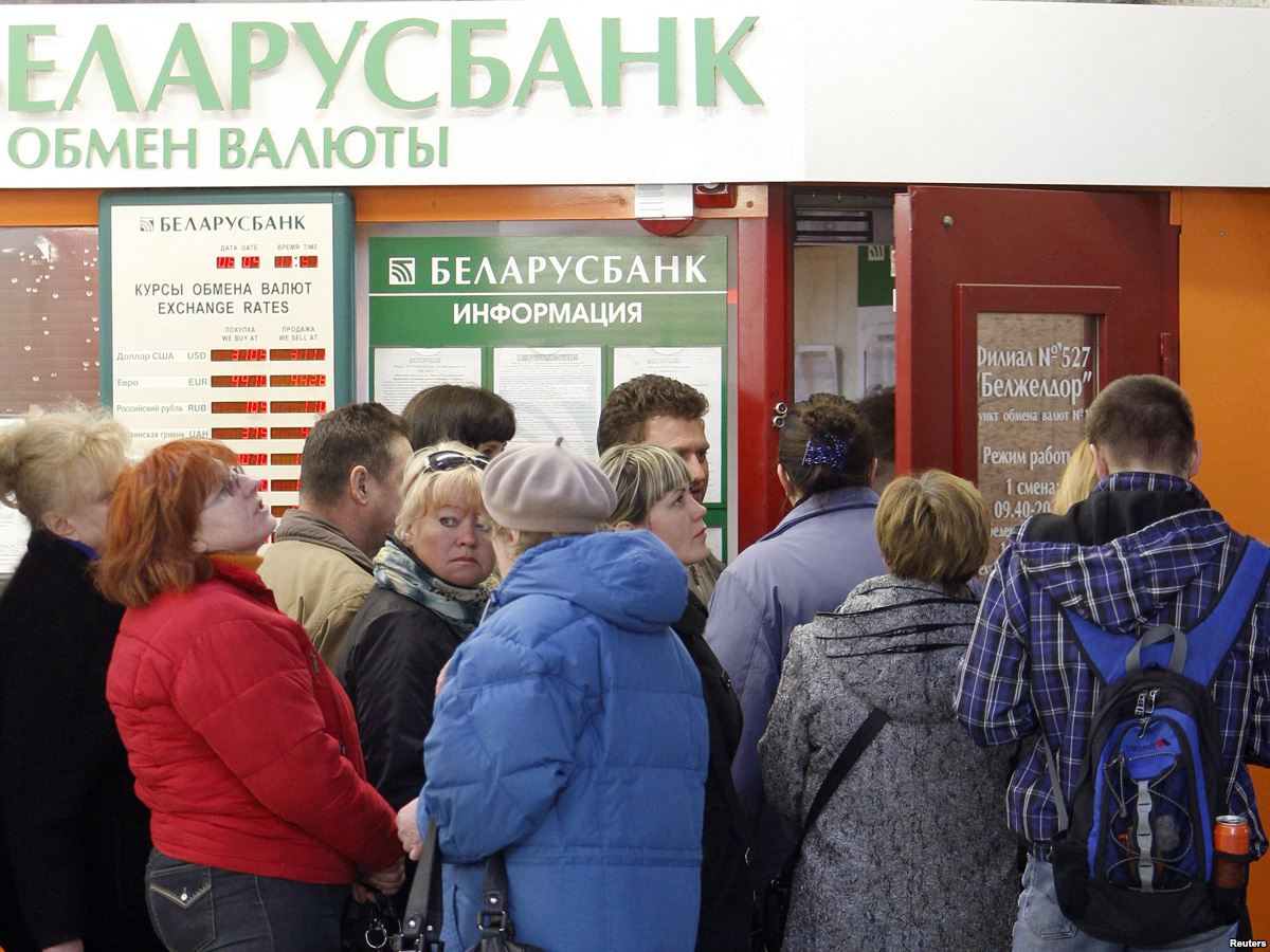 Лукашенко поручил разработать четкую систему оплаты труда руководителей банков в Беларуси 