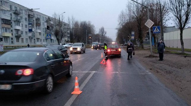 В Витебске легковушка сбила на переходе женщину, у нее сломан позвоночник