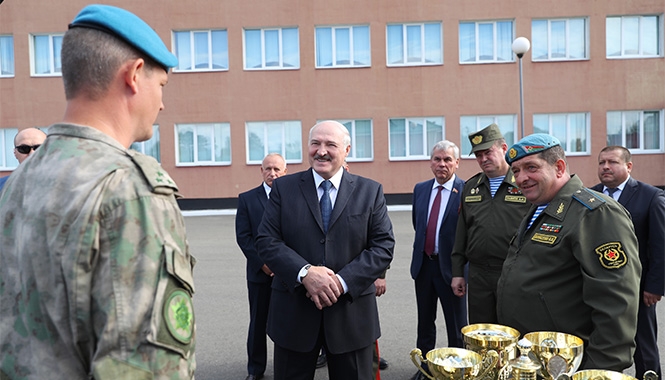 Александр Лукашенко посетил 103-ю Витебскую отдельную гвардейскую воздушно-десантную бригаду